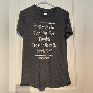 #145 Women’s EUC fitted Warner Bros. Dark Gray Harry Potter T-Shirt size Large